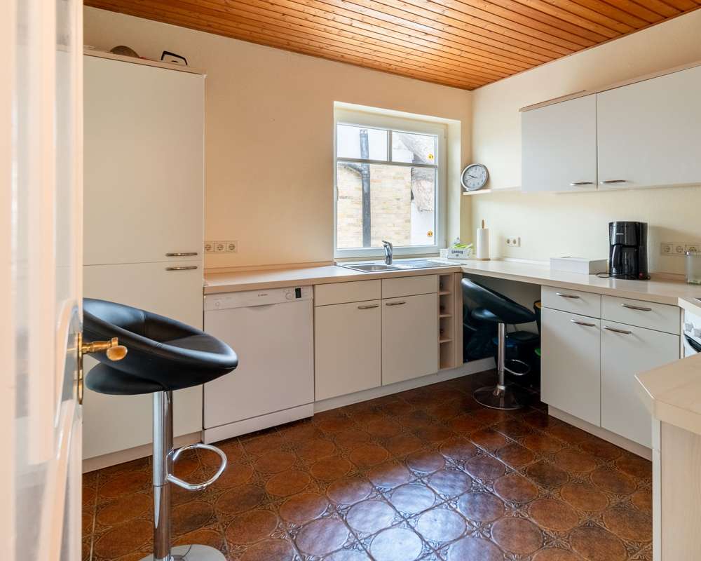 Immobilie in Stapel - Seltene Gelegenheit: Reetdachhaus plus Bungalow inmitten einer beliebten Ferienregion. - Bild 8