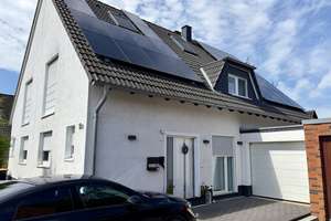 Modernes Wohnen: Möblierte Doppelhaushälfte mit Garten & Garage in Düsseldorf-Urdenbach