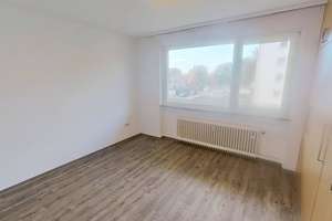 Viel Raum zum Leben: Gepflegte 4-Zimmer-Wohnung mit Balkon, Einbauschränken & 2 Bädern – Am Heilandsfrieden 15, 33104 Schloß Neuhaus, Paderborn – Vorschaubild 4