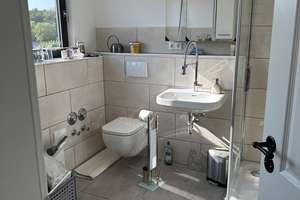 Einzimmerwohnung im Dachgeschoss, EBK, Fußbodenheizung im Duschbad – Bäderstraße 34, 23743 Grömitz – Vorschaubild 4