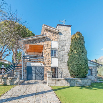 HOGARES MANZANARES VERKAUFT EXKLUSIV EINE SPEKTAKULÄRE FREISTEHENDE VILLA IN „LA PONDEROSA!“