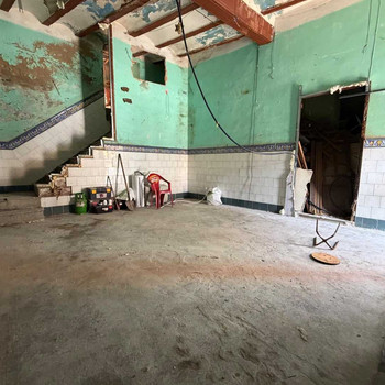 GROSSES DORFHAUS ZUR RENOVIERUNG