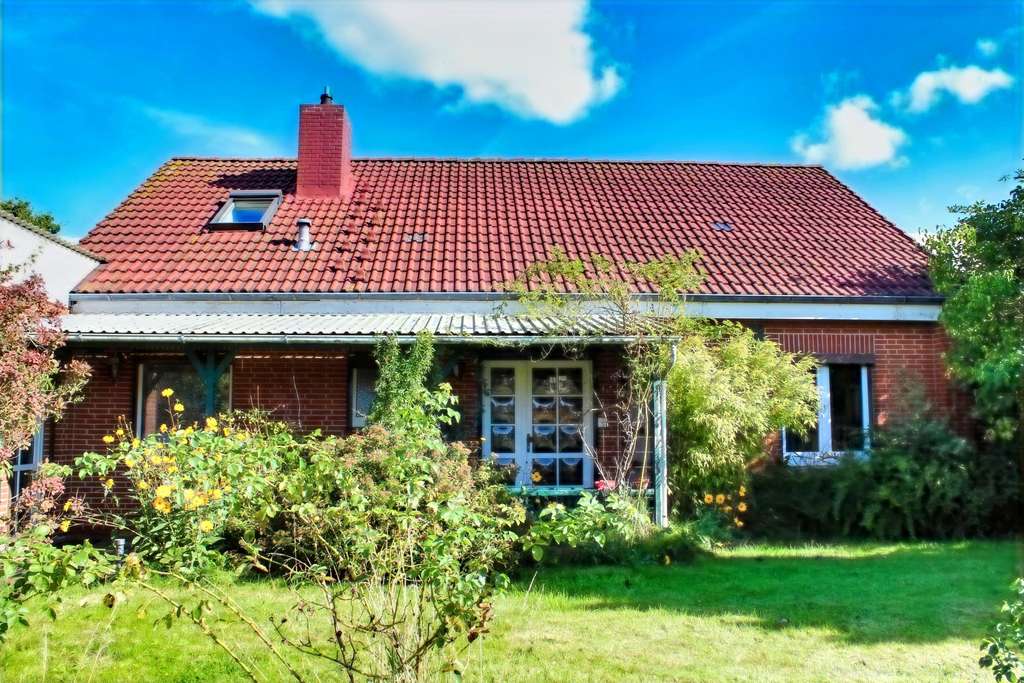 Immobilie in Wesselburen - Cooles Haus mit Einliegerwohnung, Nebengebäude und Garagen! - Bild 2