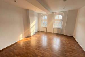 Erstbezug nach Innenmodern. - Vermietete 2,5-Zi.-Altbauwohnung mit großem Balkon zum ruhigen Garten