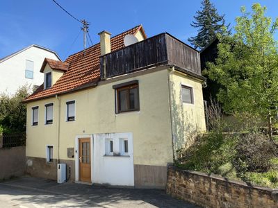 Sanierung oder Abriss und Neubau: Kleines freistehendes Einfamilienhaus