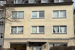 Mehrfamilienhaus mit Garagen und Stellplätzen!