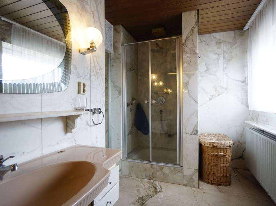 Bad mit Dusche und Wanne