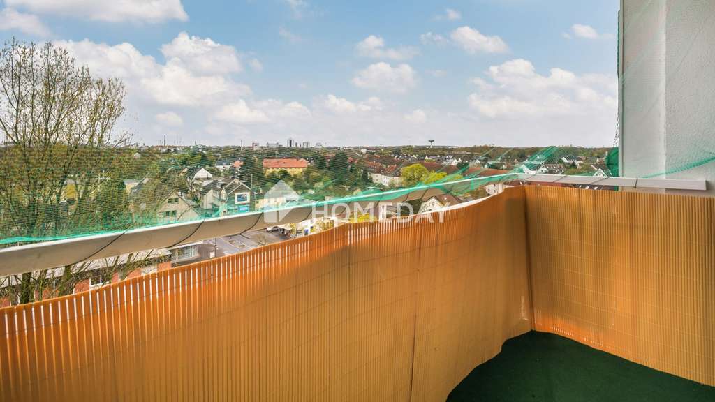 Immobilie in Leverkusen - Helle 2-Zimmer-Wohnung mit Einbauküche und Loggia mit freiem Weitblick in Leverkusen-Wiesdorf - Bild 1