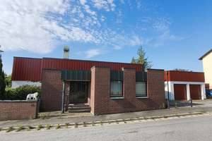 295 m2 Unternehmer-Villa Art "Bungalow" m. ca. 1.100 m2 herrlich angelegtem Garten in zentraler Lage