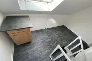 schöne Dachgeschosswohnung löffelfertig 1ZiKüB mit Einbauküche, voll möbliert – Mühlenbroicher Weg 143, 40472 Rath, Düsseldorf – Vorschaubild 2