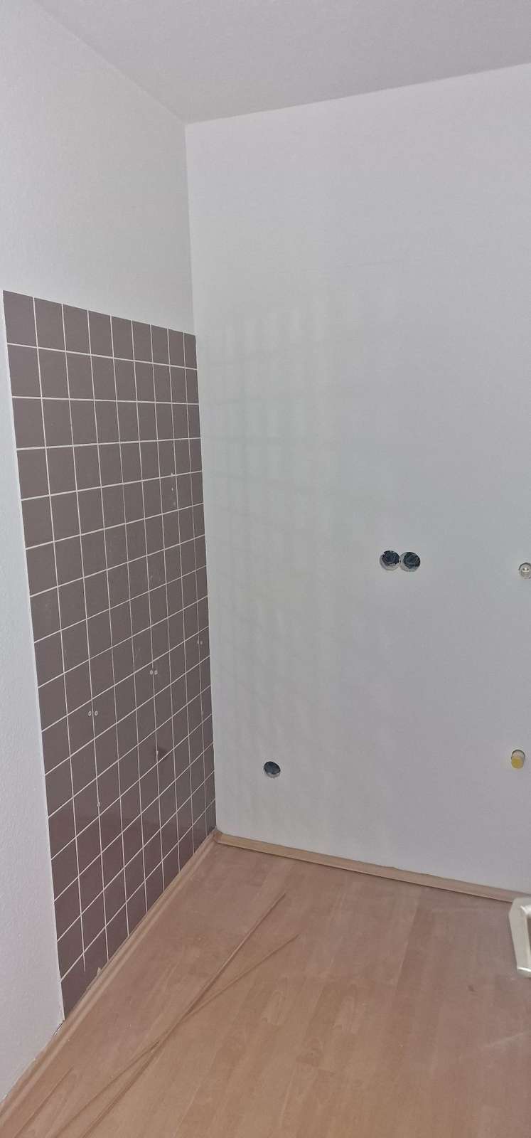 Attraktive 2-Zimmer-DG-Wohnung mit neu saniertem Duschbad und Außenstellplatz