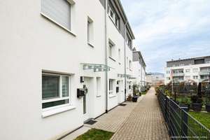 Ihr neues Zuhause: Neuwertiges Reihenmittelhaus mit zwei Terrassen und Tiefgaragenstellplatz – Die vollständige Adresse der Immobilie erhältst du vom Anbieter., 79713 Bad Säckingen – Vorschaubild 1