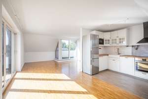 AIGNER - Helle 3-Zimmer-Dachgeschosswohnung mit zwei Balkonen in Aubing