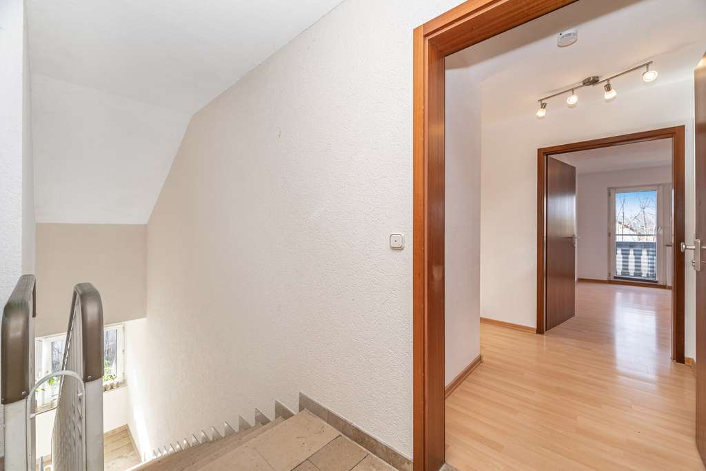 Immobilie in Ismaning - Charmante 2-Zimmer-Dachgeschosswohnung mit Westbalkon in Ismaning – ruhig gelegen - Bild 1