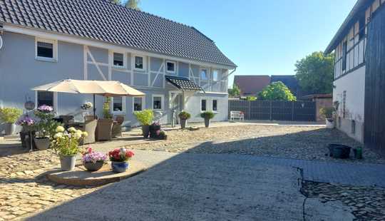 Bild von Hofanlage mit sanierten Wohnhaus, großflächigen Nebengebäuden, Pferdehaltung möglich!