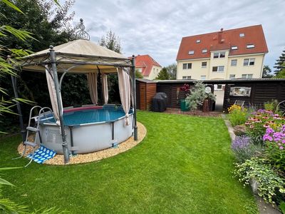 Erfrischung inklusive:
3-Raumwohnung mit Garten und Carport