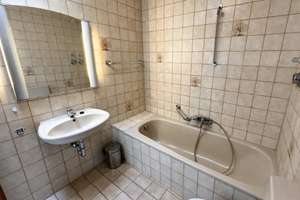 Charmante 1,5-Zimmer-Dachgeschosswohnung mit Einbauküche und Kfz-Stellplatz
Bamberg Moosstraße – Die vollständige Adresse der Immobilie erhältst du vom Anbieter., 96050 Ost, Bamberg – Vorschaubild 5