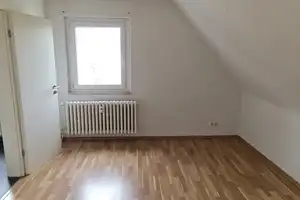 Gemütliche 2 Zimmer-Dachgeschosswohnung zu vermieten! – Karolingerstraße 23, 47139 Duisburg – Vorschaubild 3