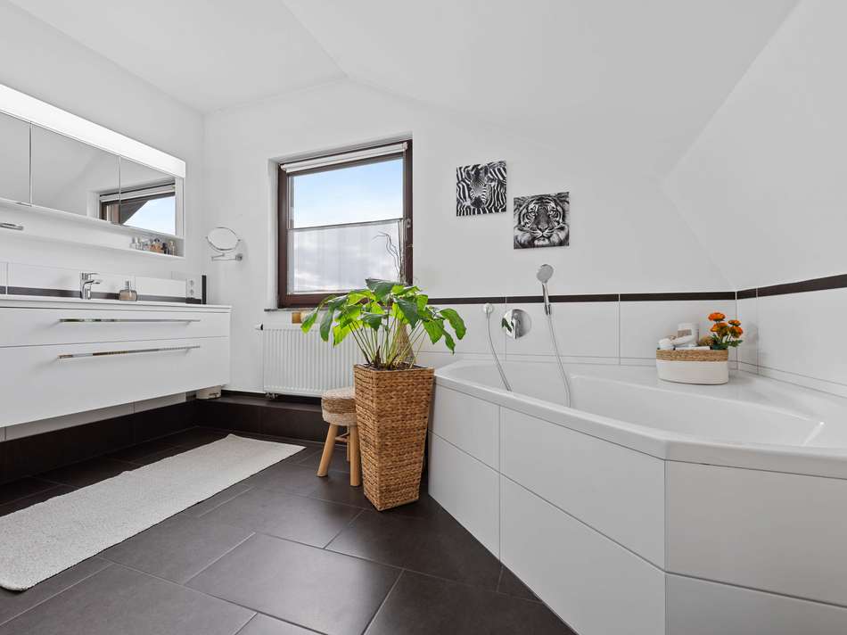 Tageslichtbad mit Eckbadewanne