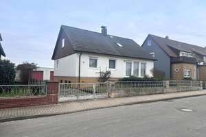 Söhlde-Groß Himstedt: Eimfamilienhaus mit großem Grundstück, Keller und zwei Garagen – Die vollständige Adresse der Immobilie erhältst du vom Anbieter., 31185 Söhlde – Vorschaubild 1