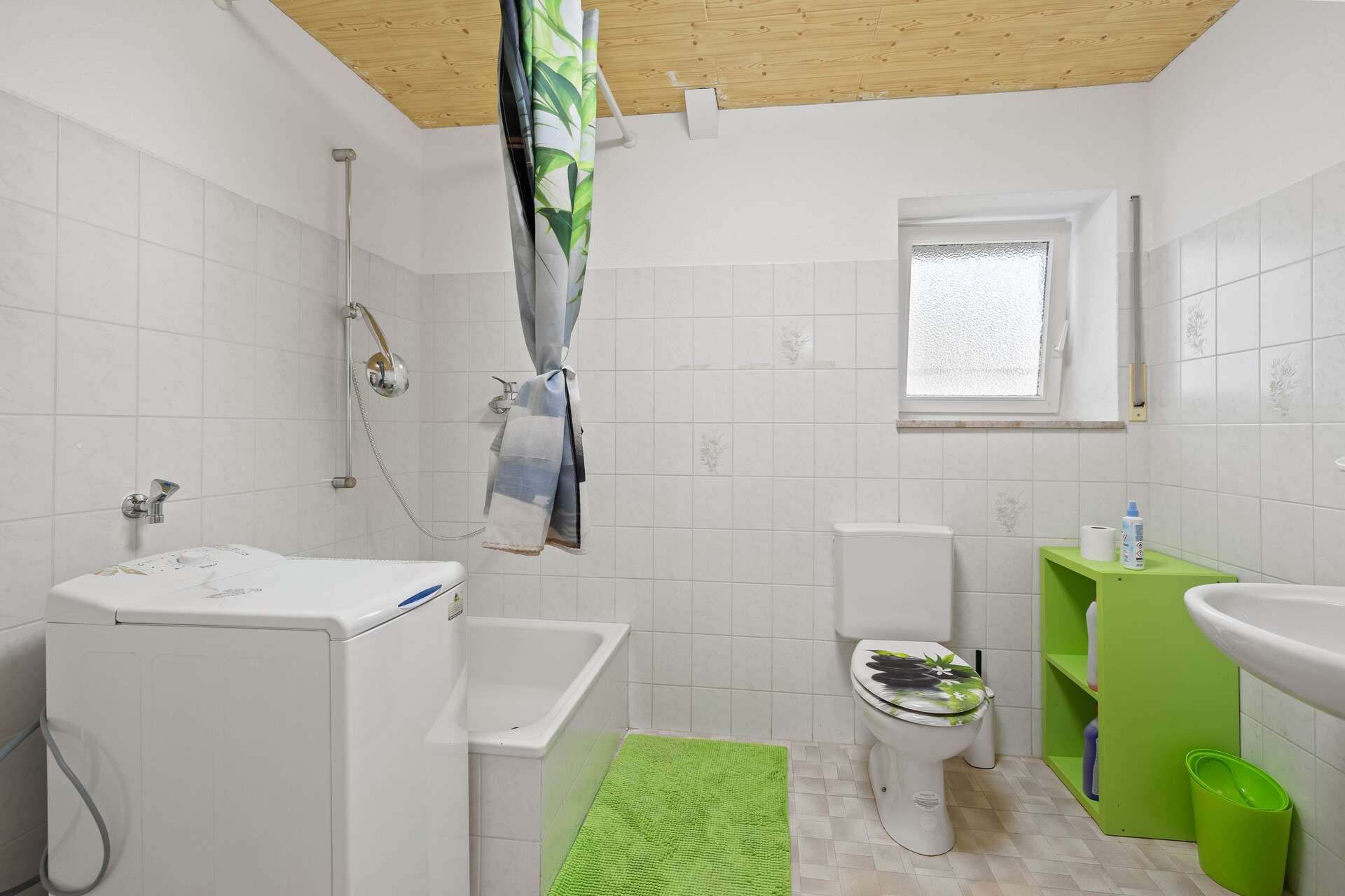 Immobilie in Hohentengen am Hochrhein - Platzwunder mit 2 Wohneinheiten - ca. 324 m² Wohnfläche, XXL-Dachterrasse - modernisiert inkl. PV - Bild 1