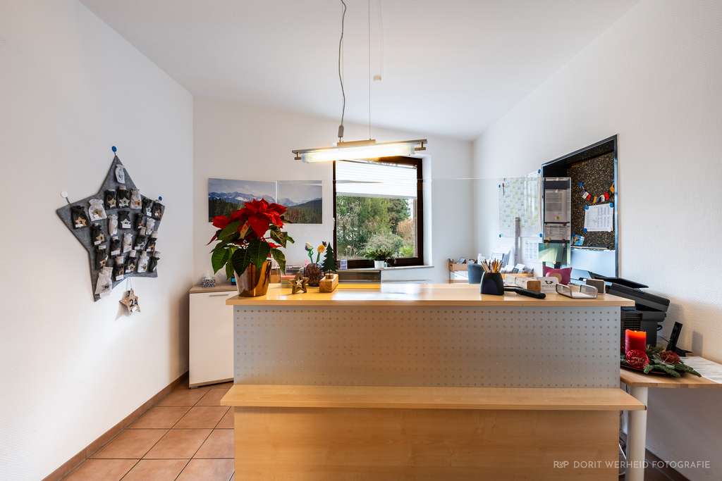 Immobilie in Bergisch Gladbach - „Gut vermietete Praxis/Büro Gewerbefläche in Wohn- und Geschäftshaus zentrale Lage Bergisch Gladbach - Bild 2