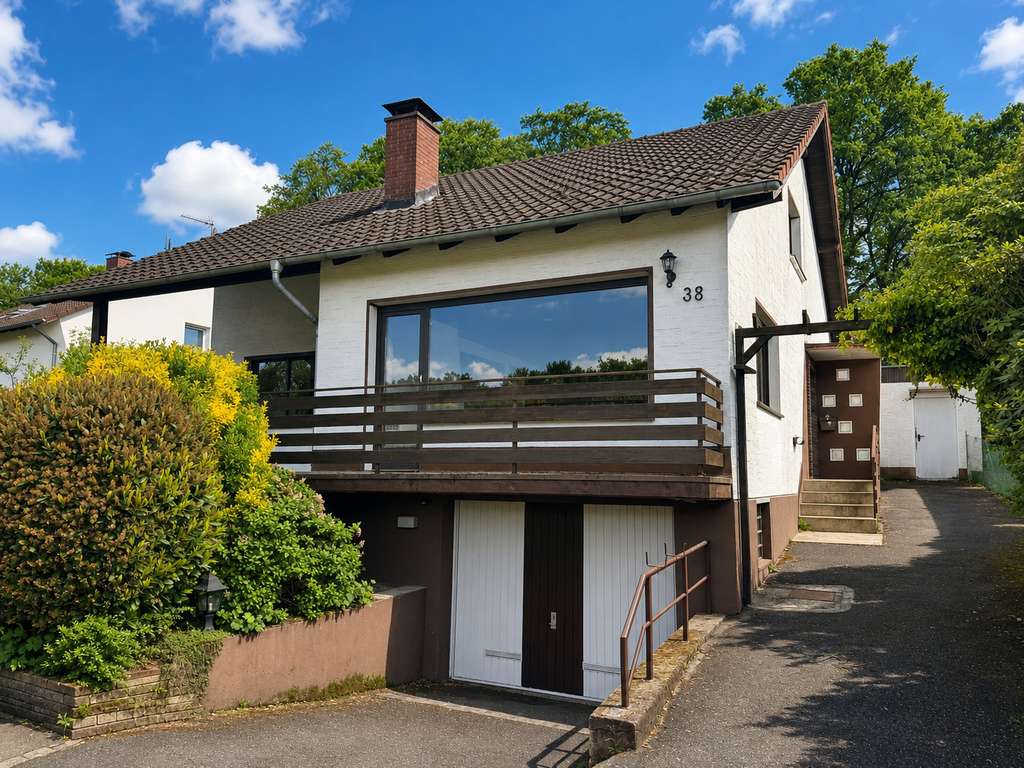 Immobilie in Rösrath - MANNELLA *Wohnhaus mit Einliegerwohnung & großem Garten* Renovierungsbedürftiges Haus mit viel Platz - Bild 0