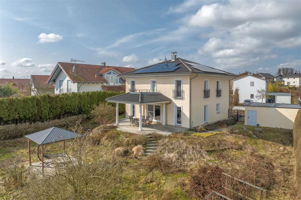 Immobilie in Fürstenzell - Energieeffizienz A+: Attraktives Toskana-Haus auf sonnigem Grund - Bild 3