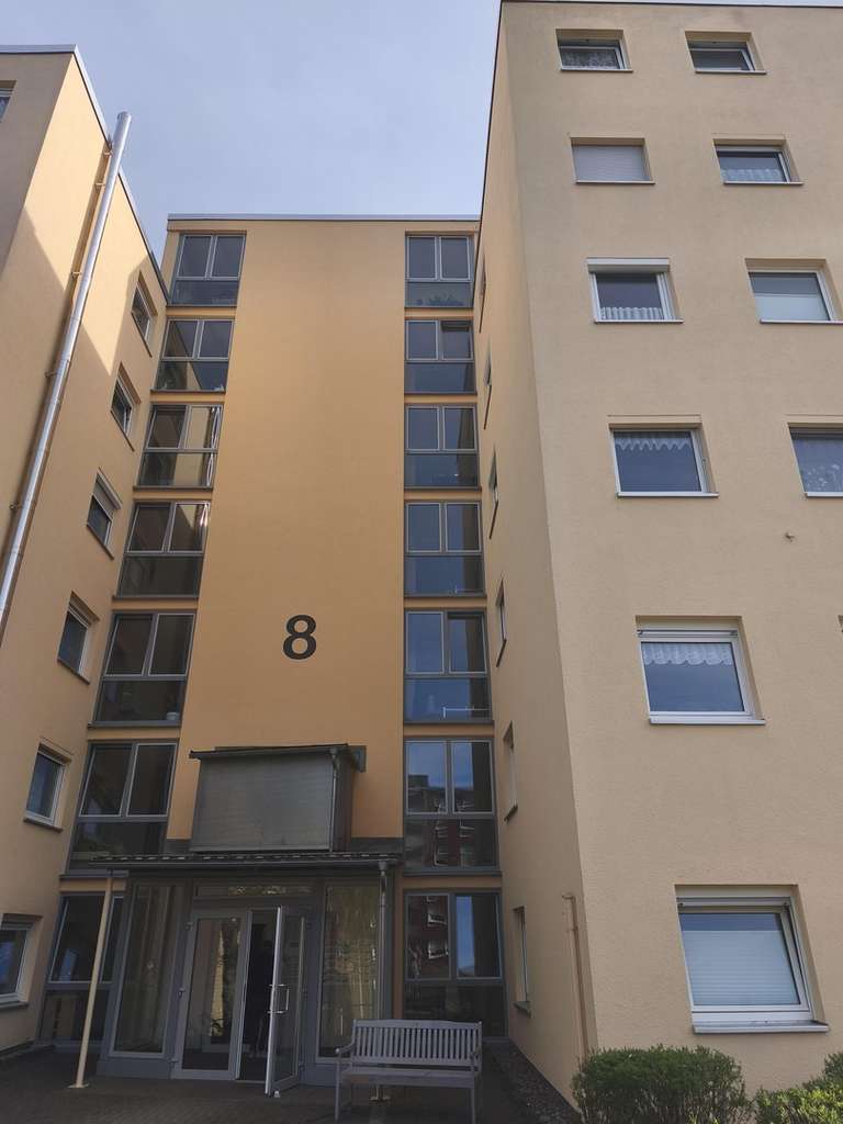 Immobilie in St. Georgen im Schwarzwald - Solide vermietete 3-Zimmer-Wohnung mit Balkon, modernisiertem Gebäude und sofortigen Mieteinnahmen - Bild 1