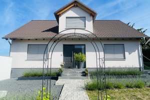 Modernes EFH in Neubauqualität (BJ 2021) mit unverbautem Weitblick, Klimaanlage & 3 Garagenplätzen