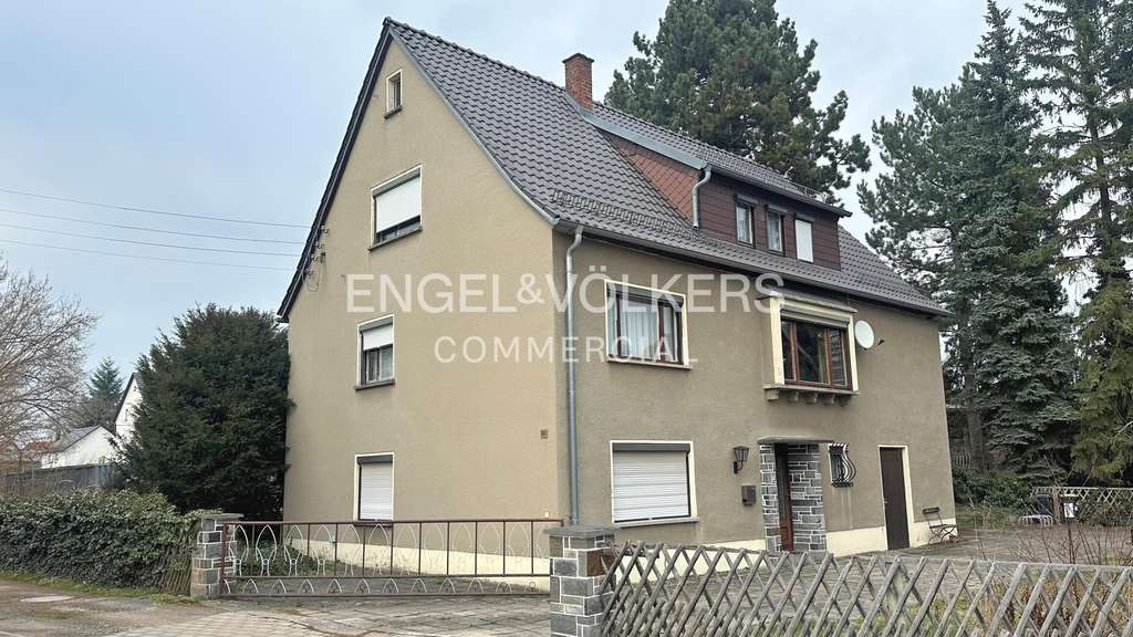 Immobilie in Glauchau - Sanierungsbedürftiges Einfamilienhaus mit ehemaliger Praxis - Bild 0