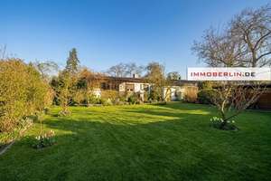IMMOBERLIN.DE - Charmanter Bungalow mit Gestaltungspotenzial, Südwestgarten & Garage – Die vollständige Adresse der Immobilie erhältst du vom Anbieter., 14513 Teltow – Vorschaubild 1