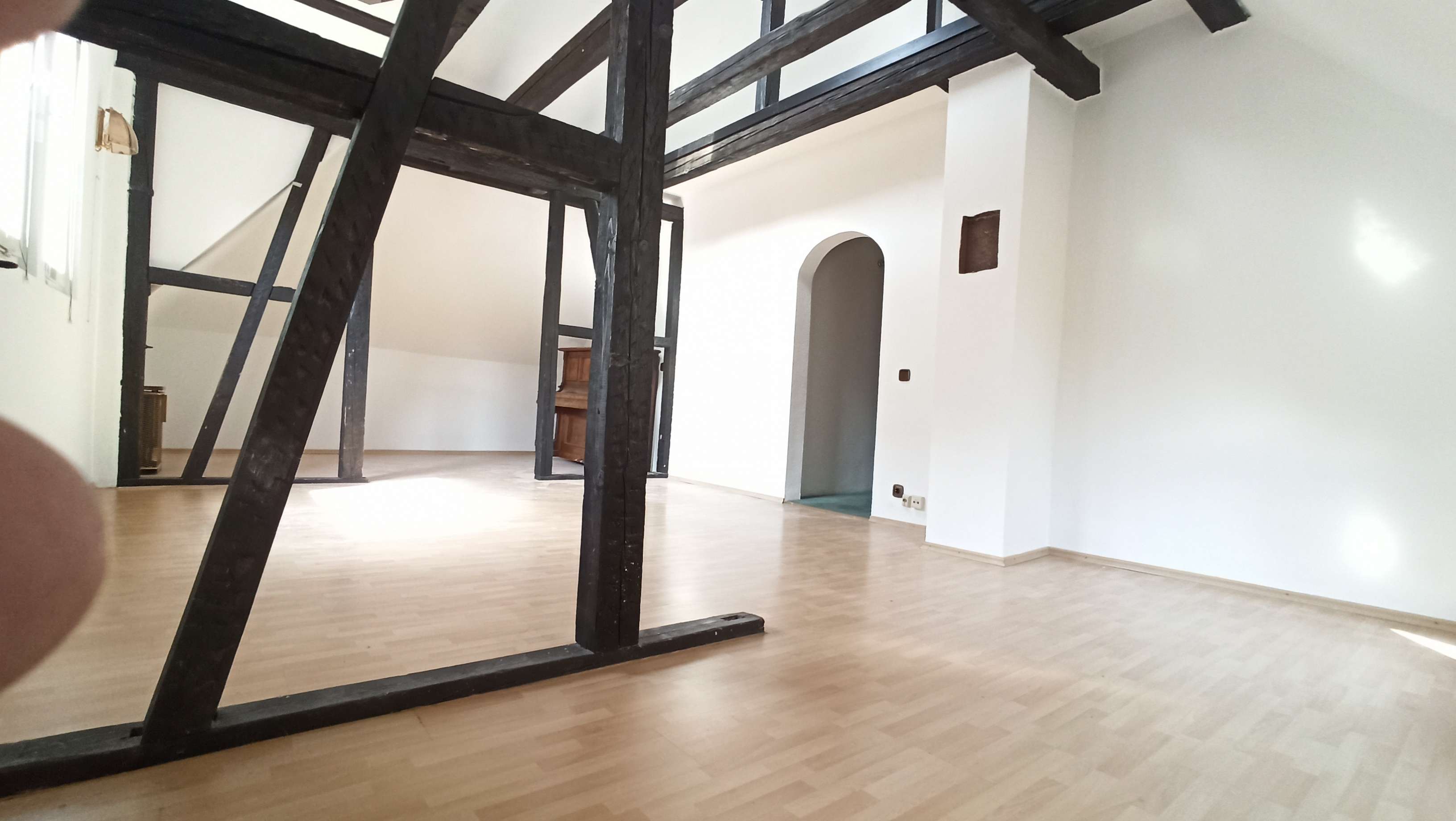 Renovierungsbedürftige 2,5-Zimmer Dachgeschosswohnung in Stuttgart-Süd bis ca. 90qm ausbaubar., Stuttgart – Bild 1