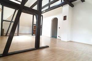 Renovierungsbedürftige 2,5-Zimmer Dachgeschosswohnung in Stuttgart-Süd bis ca. 90qm ausbaubar.