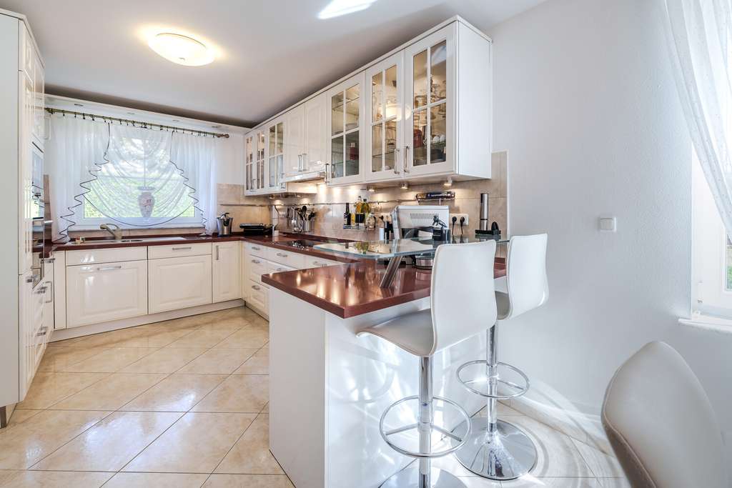 Immobilie in Grävenwiesbach - Großes, flexibel nutzbares Familiendomizil in beliebter Lage mit Garten, Garage und PV-Anlage - Bild 2