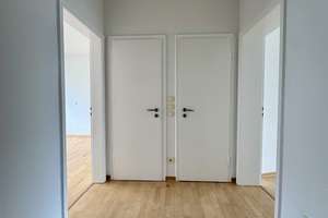 *** renovierte 3 Zimmerwohnung mit saniertem Badezimmer & großem Balkon in Oberkassel ***