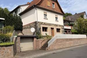Großzügiges Wohnhaus mit Garten, Garage und viel Platz für die ganze Familie. – Die vollständige Adresse der Immobilie erhältst du vom Anbieter., 35080 Bad Endbach – Vorschaubild 1