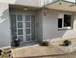 Modern geschnittene Wohnung mit Balkon und Garage