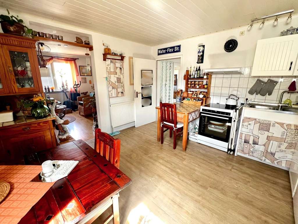 Immobilie in Hochspeyer - Hochspeyer: Großzügiges Zweifamilienhaus mit Ausbaupotenzial, schönem Grundstück und Garage - Bild 3