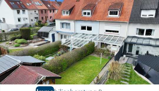 Bild von Reihenmittelhaus mit überdachter Terrasse und Garten