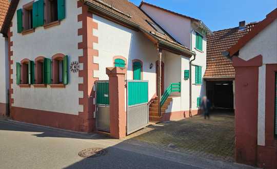 attraktives Wohnhaus mit Nebengebäude in Dernbach