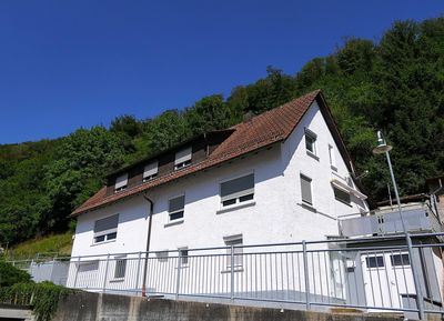 Sanierungsbedürftiges 1–2-FH mit Garage, Garten und großem Entwicklungspotenzial in ruhiger Lage