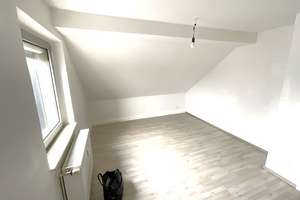2-Zimmer-Dachgeschoss-Wohnung mit Tageslichtbad!