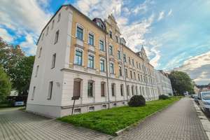 Solide vermietete Wohnung mit Balkon und Carport inklusive - mit Entwicklungspotential