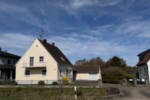 Einfamilienhaus mit Nebengebäuden – Die vollständige Adresse der Immobilie erhältst du vom Anbieter., 86668 Karlshuld – Vorschaubild 1