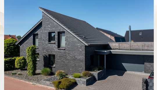 Bild von Modernes Einfamilienhaus (KfW 55) mit Pool, Dachterrasse & Doppelgarage