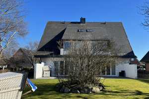 Sylt. Westerland Nord. Freistehendes weißes Einzelhaus mit schönem Grundstück in Strandnähe – Gorch-Fock-Strasse 25, 25980 Nordfriesland (Kreis) – Vorschaubild 1