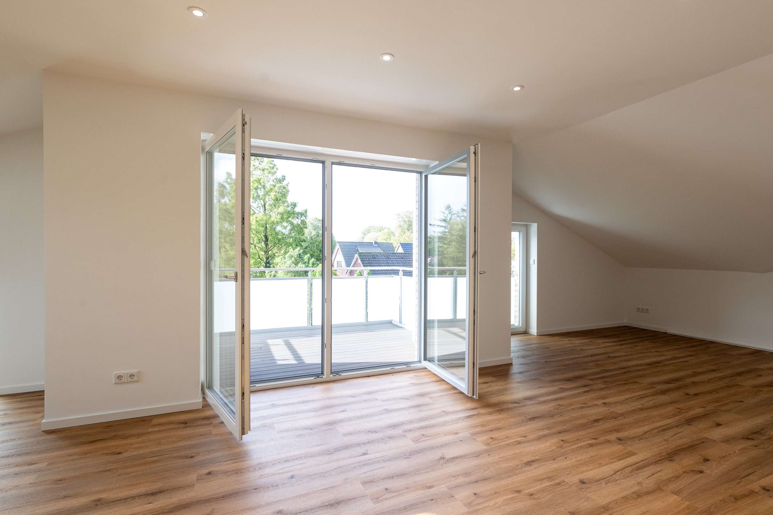 Immobilie in Friedrichstadt - Exklusive KfW-55 Dachgeschoss-ETW in bevorzugter Wohnlage mit 2 Balkonen und Stellplatz - Bild 3