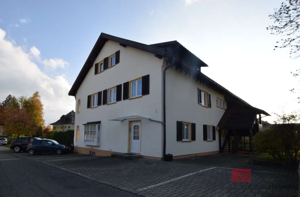 Immobilie in Isny im Allgäu - Vermietete 3-Zimmer-Dachwohnung mit Garage, in einem gepflegtem Mehrfamilienhaus - Bild 2