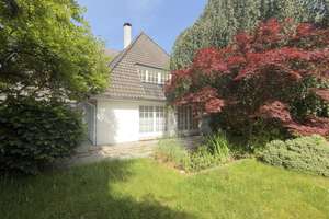 Stilvolles Einfamilienhaus mit großem Garten